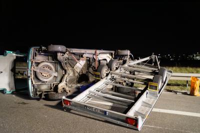 Ditzingen A81: Kleingespann kippt durch Vollbremsung um 